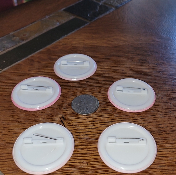 5 Hello Kitty Large Button Pins - Picture 10 of 11